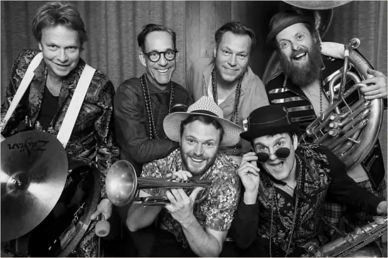 Tuesday Night Brass Band i Mojo